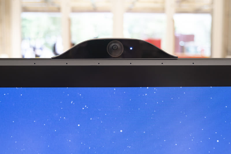 カメラ(上側)とマイク(6つの穴)