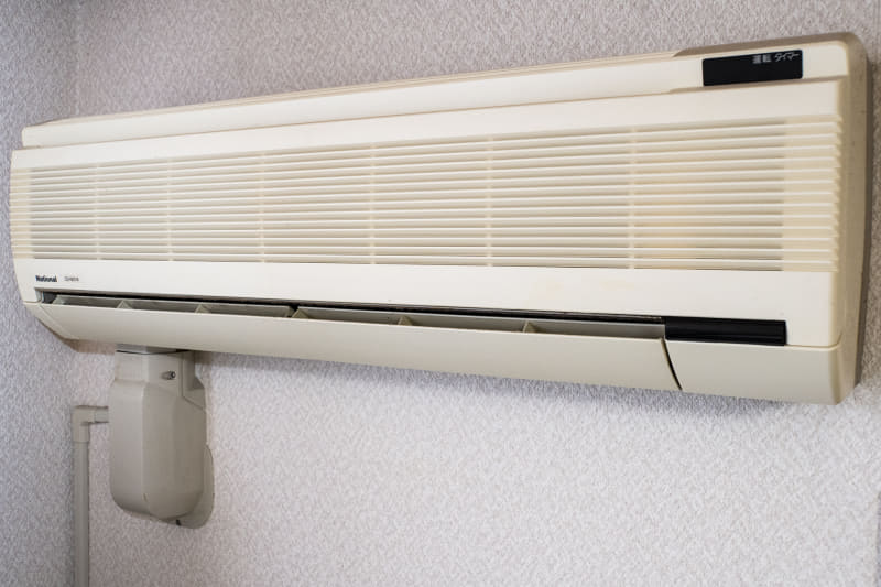 古いエアコンは最新モデルに比べて省エネを含めた性能が劣るほか、修理が難しい場合も
