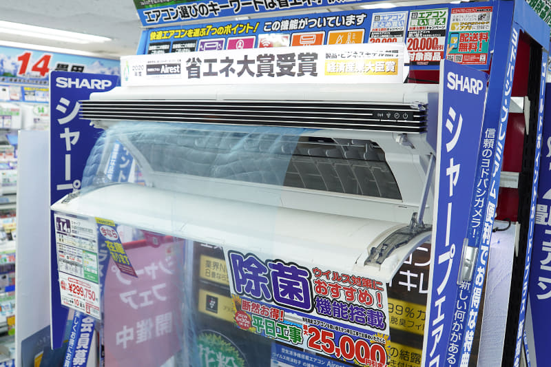 上下開きのロングパネル。冷房時は上開きで風を持ち上げる