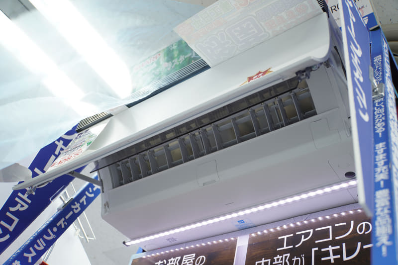 暖房時は下開きで温かい風を押さえ込み足元へ送る