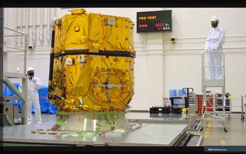 フライトモデルの組み立ても並行して行なわれている