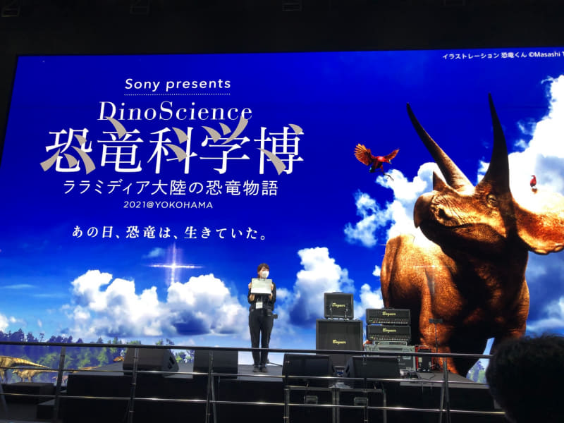 巨大サイズのCrystal LED。人間の大きさと比べると大画面であることが伝わってくる。