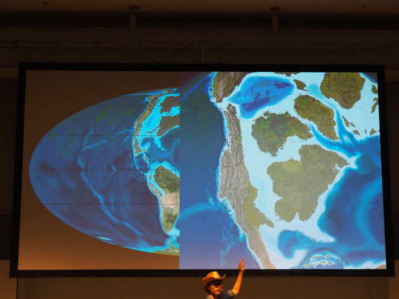 図の中央にある長細い大陸がララミディア大陸