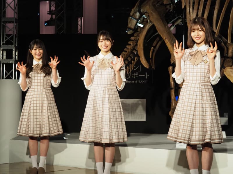 日向坂46　潮紗理菜さん(左)、丹生明里さん(中)、松田好花さん(右)