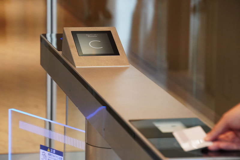 ゲートが開く際に、どのエレベーターに乗れば良いかが表示される。この場合はC