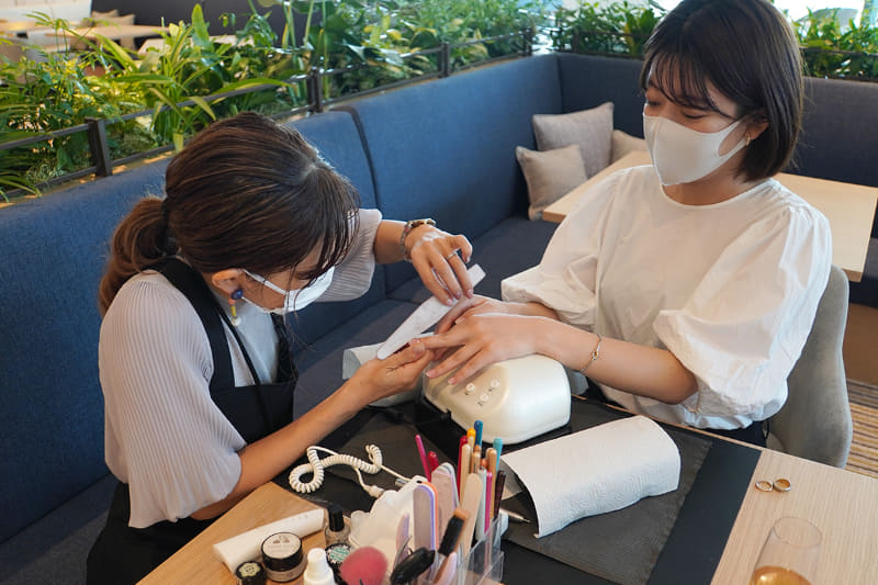 ネイルなどのサービスを提供