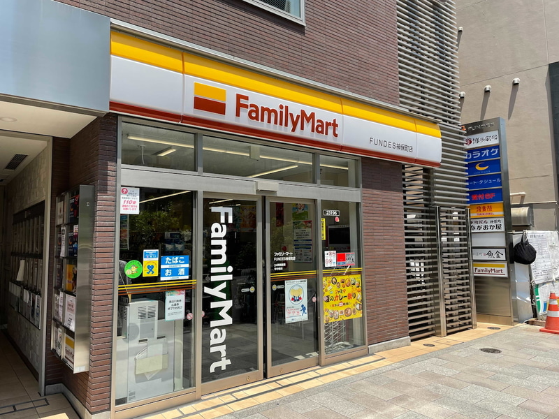 カレー色の看板になった東京・神保町の店舗
