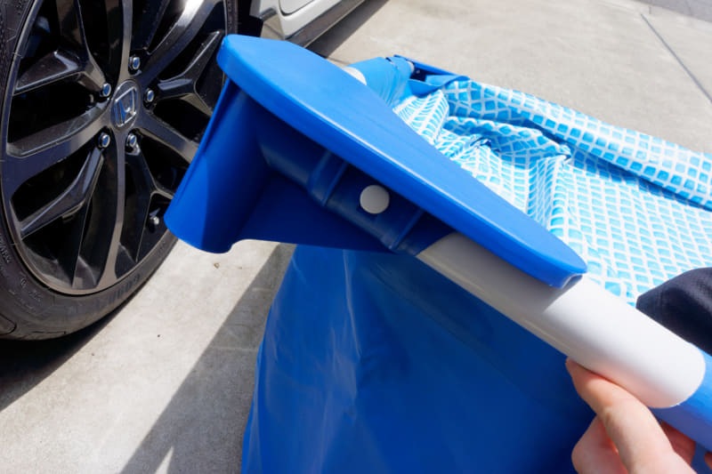 コーナージョイントをロックするピンを差し込む