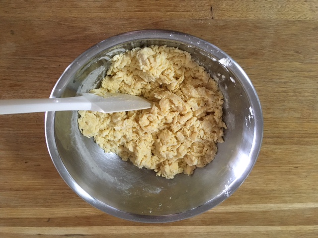 「もっと水を足したほうが……」と思うも、レシピに従う方向で……