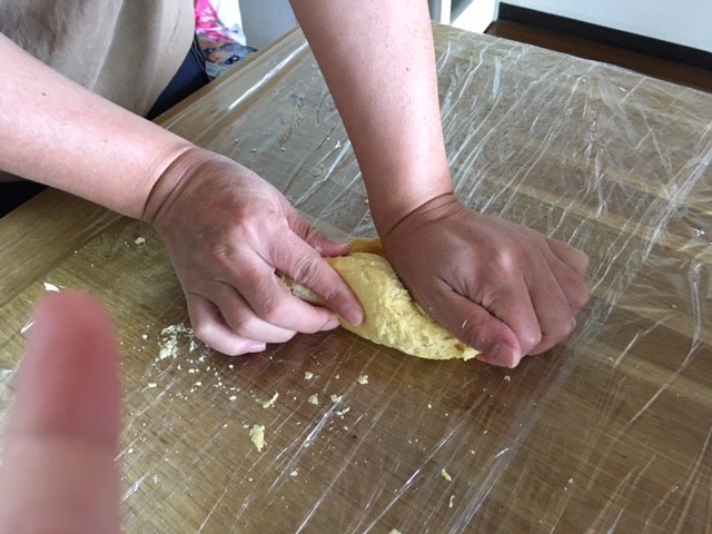 体重をかけてギュウギュウこねること5分