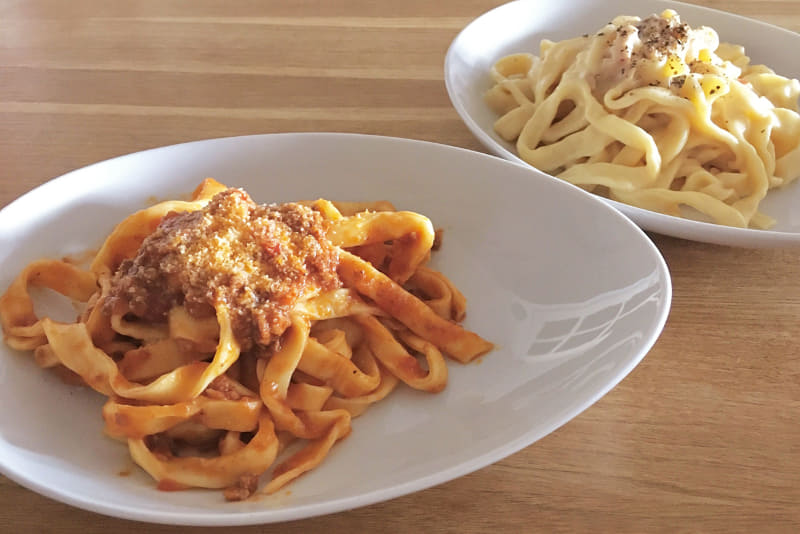 手前が「粗挽き肉のボロネーゼ」、奥が「3種チーズのカルボナーラ」