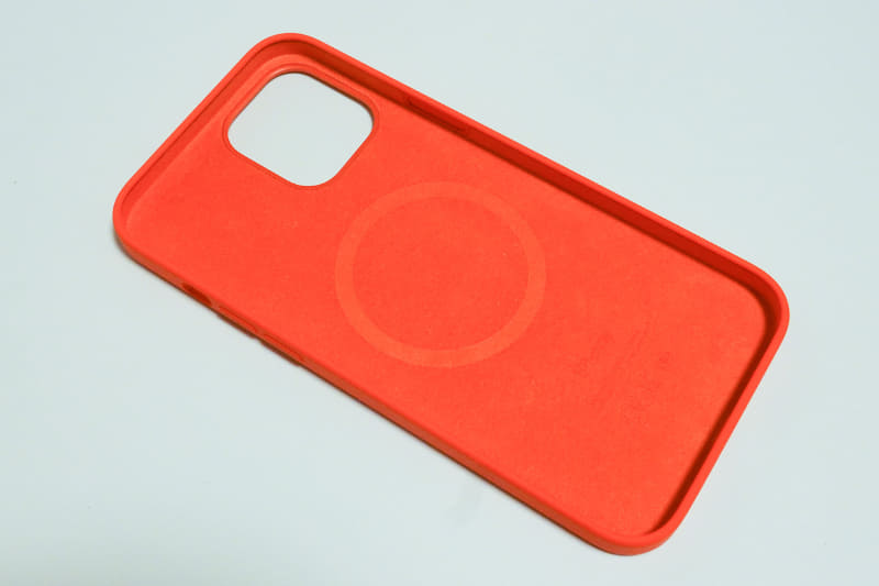 ケース内側にはMagSafeのマークがあります