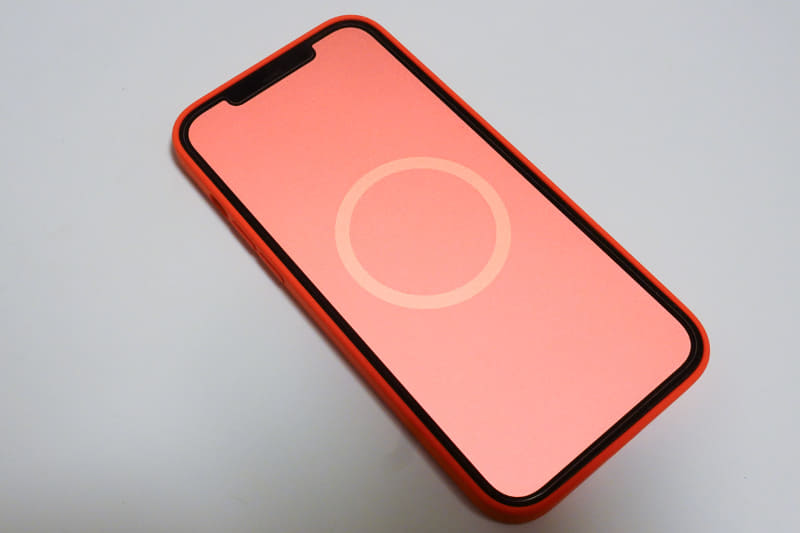 ケース装着時に表示されるアニメーション。製品との一体感が演出されます。ただ、筆者の場合は赤系統の色だったため、初めて見たとき「何かエラーが!?」と思ってしまいましたが