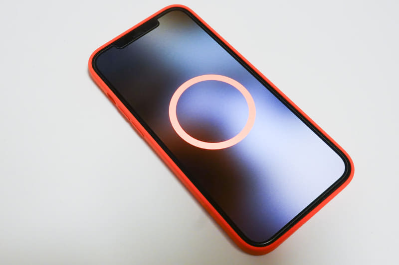 ケース装着時に表示されるアニメーション。製品との一体感が演出されます。ただ、筆者の場合は赤系統の色だったため、初めて見たとき「何かエラーが!?」と思ってしまいましたが