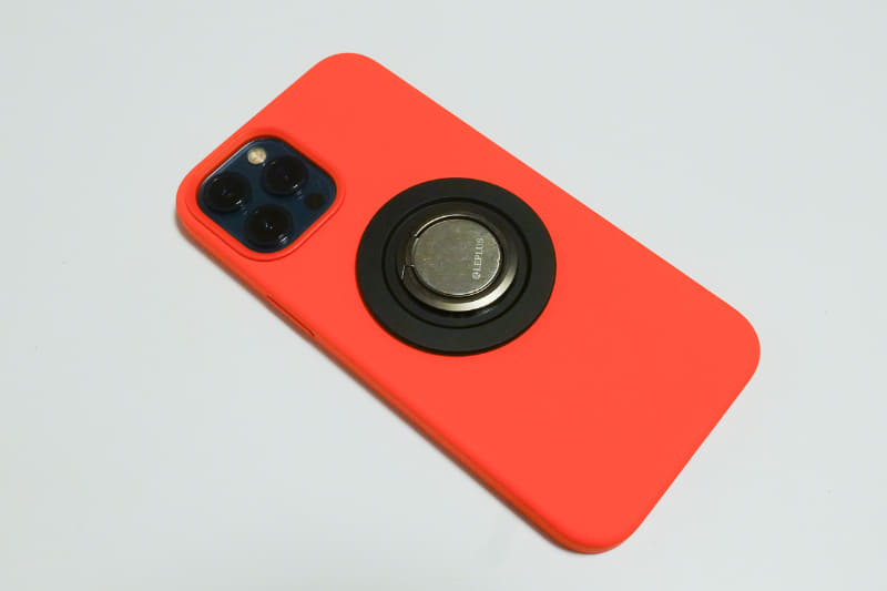 ベースプレートを装着したところ。色が黒なのは購入時に使っていたケースが黒かったからです。別のカラーも販売されています