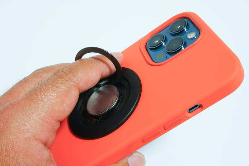 普段はスマホリングとして十分使える強度がありながら、引っ張れば簡単に外すことができます