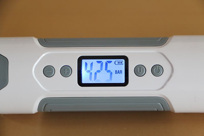 [－]/[＋]ボタンの長押しで空気圧を設定する