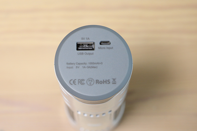 底面のUSBポートは2つ。左のTYPE-Aは給電用、右のmicroUSBは充電用