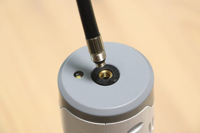 ホースを本体上部に接続する。内蔵のLEDライトは暗所での作業に便利