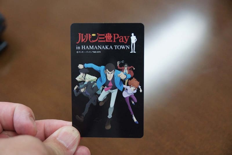 「ルパン三世Pay」のカード。カード裏面のQRコードを店舗のiPadで読み取って決済を行う仕組み