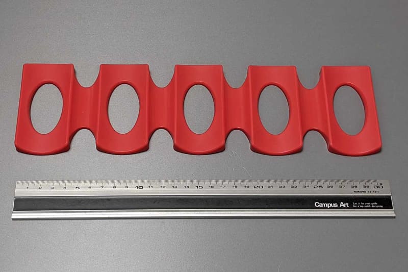 全長は30cm強。500mlペットボトルや350mlなど、直径7cm程度のボトルを置くのに適している