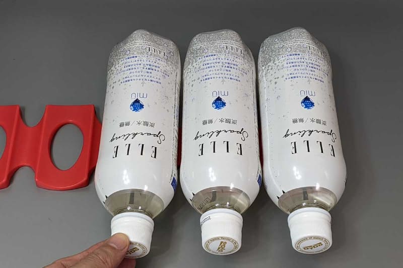 レールに沿って円柱状のペットボトルを並べた状態。これならば転がることもない