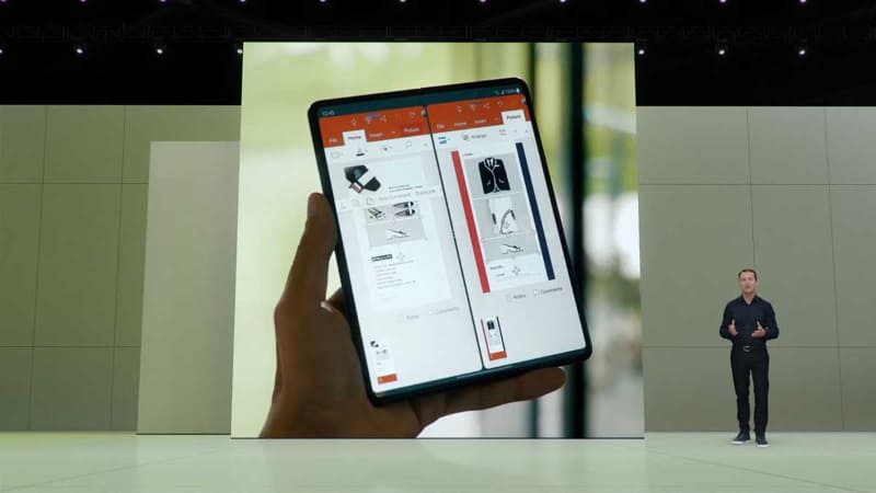 二つ折りの大画面では、Microsoft Officeなどの利用が楽になる。サムスンはマイクロソフトとの関係を活かし、こうした部分での使い勝手も改善していく