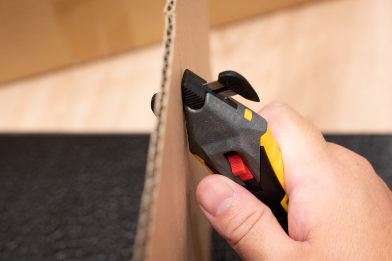 そのまま本体を押し付けるようにして引いていくとカットしやすいです