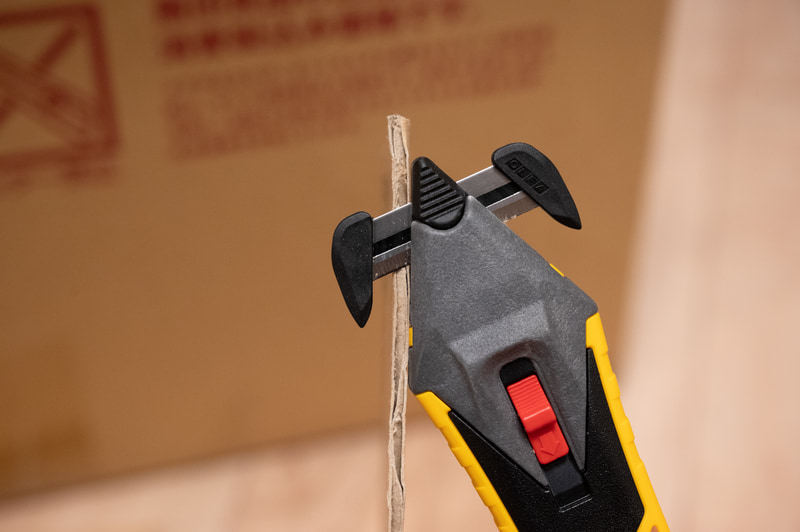 本体を押し付けると、段ボールに対して刃が斜めになることが分かります