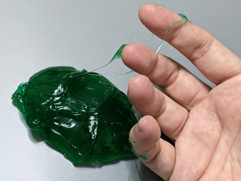 製品によっては糸を引いて手に絡むことも。これではキーボードに押し付けての掃除には向きません