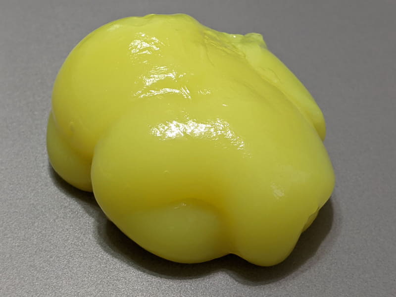 ジェル外観。不透明で、石鹸に似た強めの香りがあります