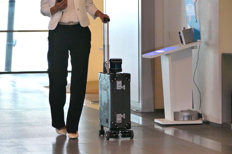 白杖代わりにもなっている。本体内部にはバッテリーを内蔵