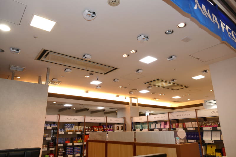 店舗天井に設置された18台のカメラ群で来店客が何を何個とったか認識する