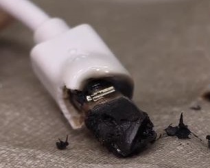 焼損した充電ケーブルのコネクター(出典:NITE)