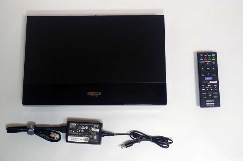 本体と付属品。電池はリモコンに入っている