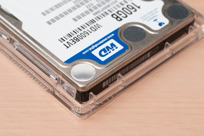 ケースはHDDのサイズにぴったりにできていた