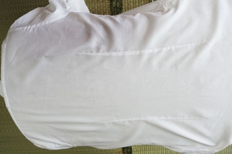 シャツをアイロン台にセット