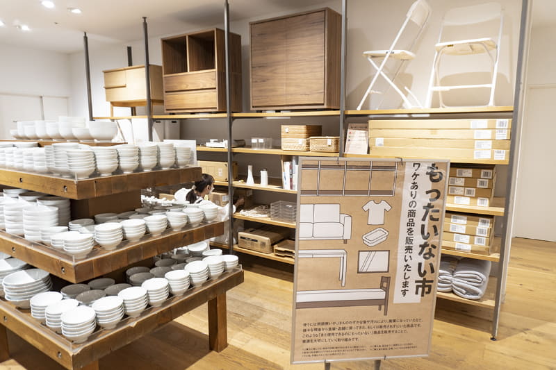 もったいない市では、大型家具や家電から生活雑貨小物まで幅広く取り扱う