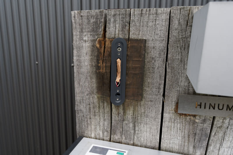 筆者宅では門柱にあった既存インターホンを取り外し、代わりにNest Doorbellを取り付けることに。まず左右方向に角度をつけられる台座を取り付け。これは省いてもいい