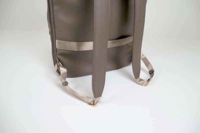 背面にはスーツケースに固定できるセットアップベルト付き