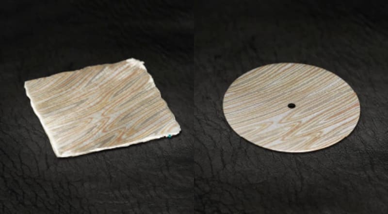 板厚0.8mmになるよう均一に伸ばし、木目模様を浮かび上がらせる