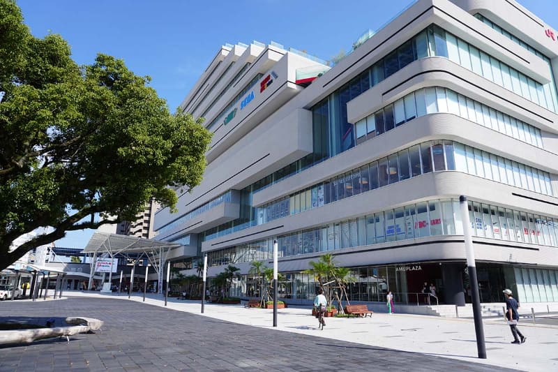 祭日の14時半ごろ。アミュプラザが面する駅前広場は閑散としていた