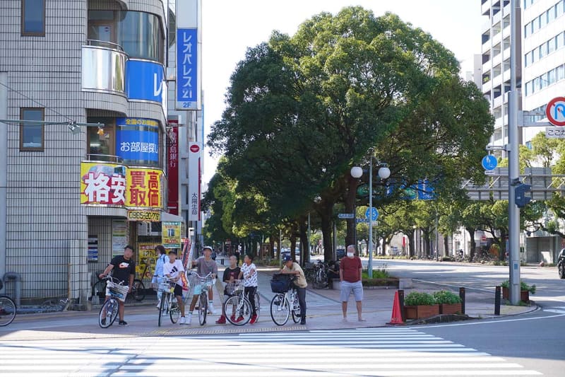 歩道を行くのはほぼ中高生ばかりだが…