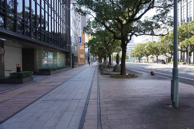 歩道は広いが、歩行者は少ない