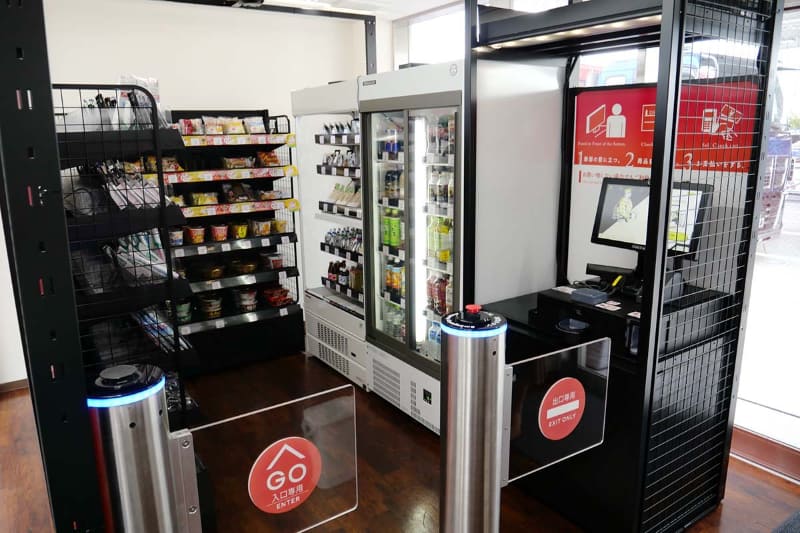 約7m<span class="em sup">2</span>の面積に入退店ゲートや商品棚、無人決済機、画像認識用カメラなどを設置している