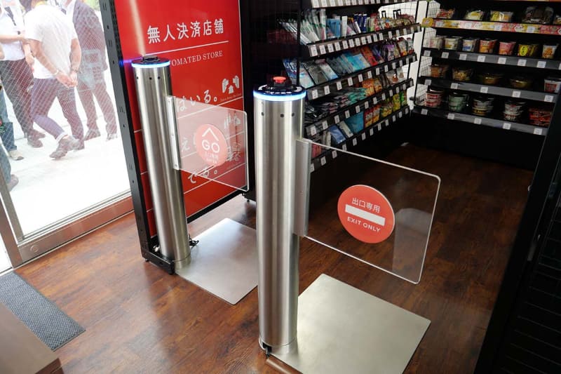 入退店ゲートは横に並べて設置されている