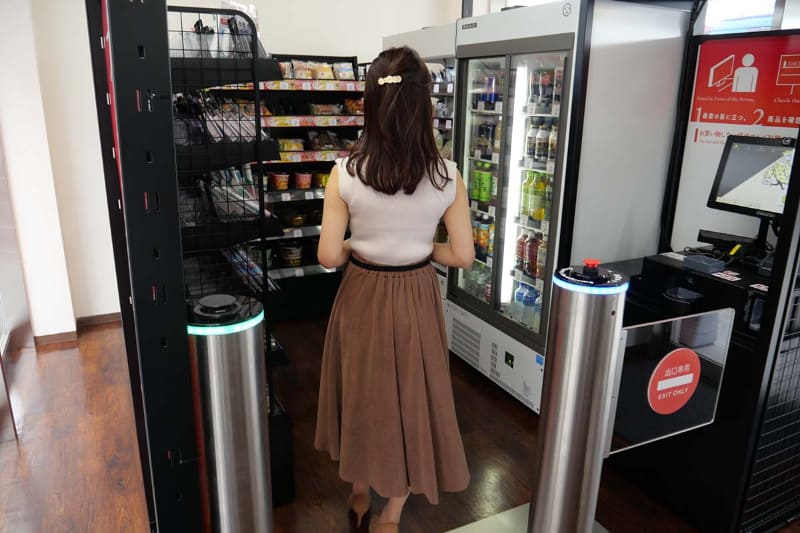 入店ゲート前に立つとゲートが開いて入店できる