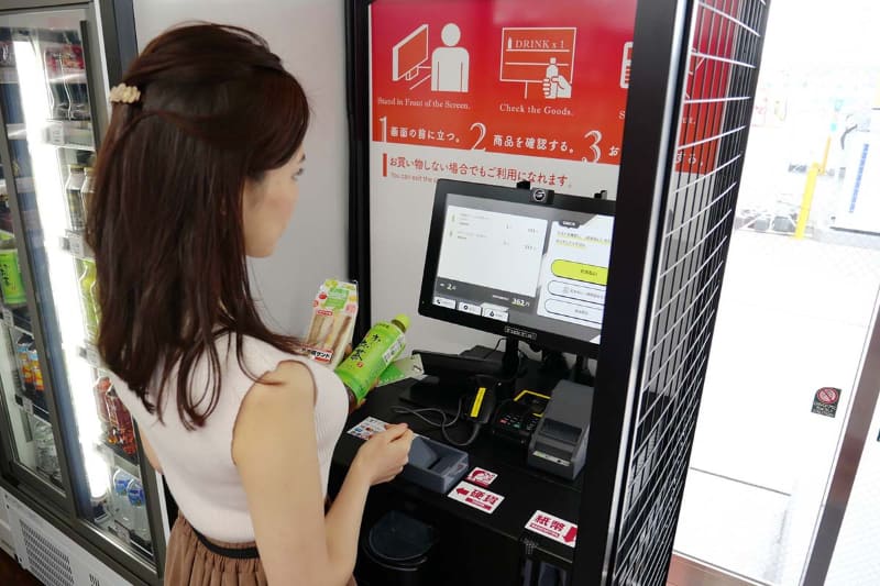 無人レジの前に立つと、手に取った商品がディスプレイに表示される