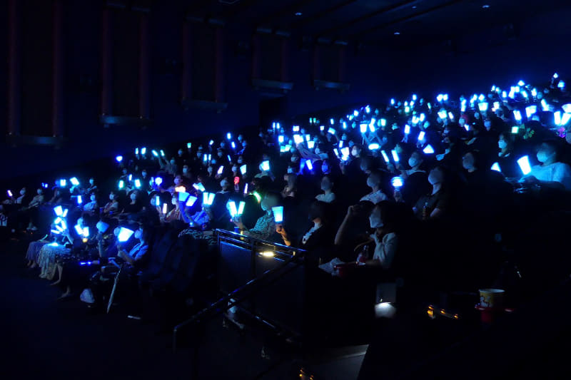 跡部景吾のキャラソン「チャームポイントは泣きボクロ」のときは、氷帝学園の学校カラーの水色に。曲中に「A・T・O・B・E」の掛け声がありますが、発声ができないので「T」の部分を2つのペンライトで表現する人もいました