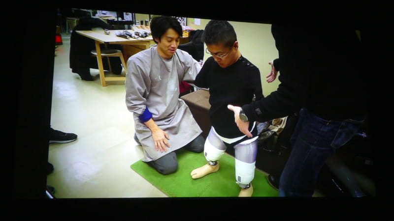 プロジェクト紹介動画の一部。歩行トレーニング初期の義足